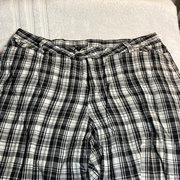 Zoey & Beth Plus Capris - Picture 3 of 7